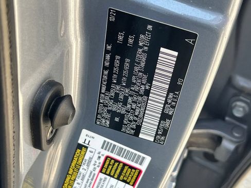 Used 2022 Toyota Highlander LE FWD image 33