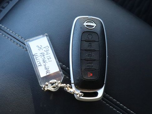 Used 2025 Nissan Pathfinder SV image 30