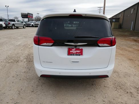 New 2026 Chrysler Voyager LX image 5