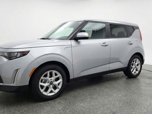 Used 2025 Kia Soul LX w/ LX Technology Package FWD image 3