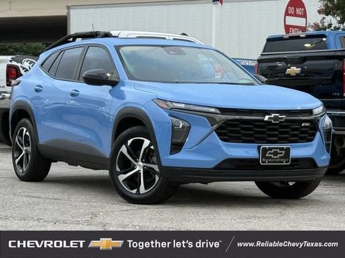 Used 2024 Chevrolet Trax RS w/ Sunroof Package FWD image 2