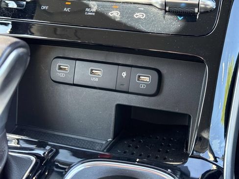 Used 2024 Kia Carnival EX FWD image 7