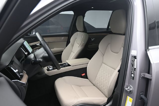 Used 2026 Volvo XC90 B6 Plus w/ Protection Package Premier AWD/4WD image 15