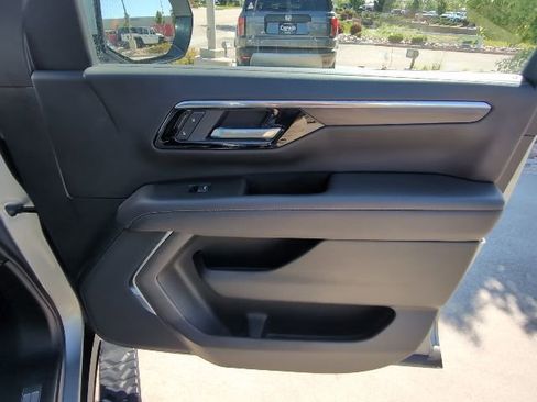 Used 2025 Chevrolet Suburban Z71 AWD/4WD image 32