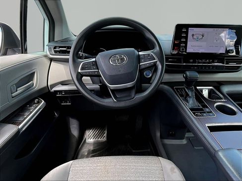 Used 2021 Toyota Sienna LE FWD image 8