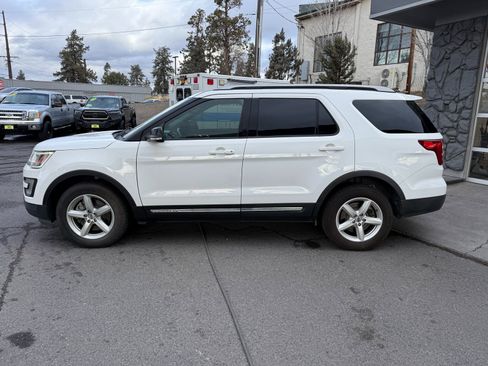 Used 2017 Ford Explorer XLT image 2