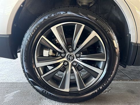 Used 2021 Toyota Venza LE w/ Carpet Mat Package (TMS) AWD/4WD image 17