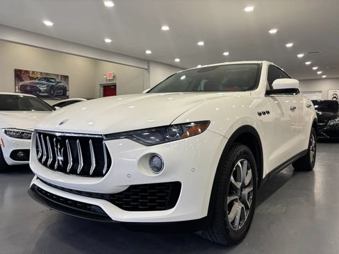 Used 2017 Maserati Levante AWD/4WD image 3