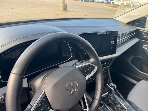 Used 2025 Volkswagen Jetta SE image 35