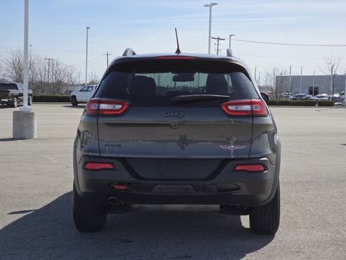 Used 2018 Jeep Cherokee Trailhawk w/ Cold Weather Group AWD/4WD image 16