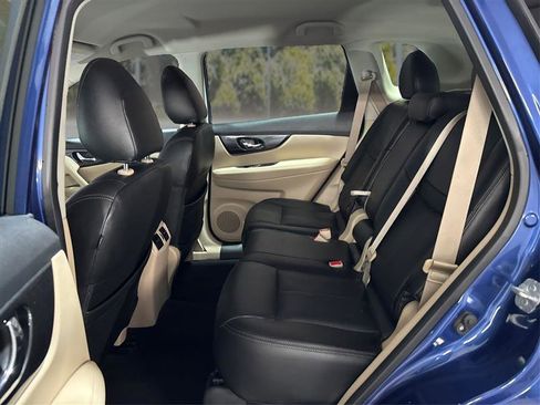 Used 2017 Nissan Rogue SV w/ SV Premium Package image 10