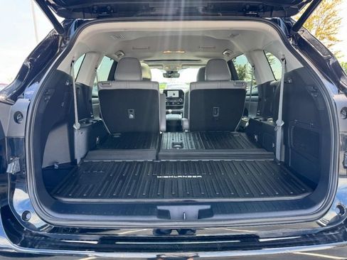 Used 2023 Toyota Highlander XLE AWD/4WD image 6