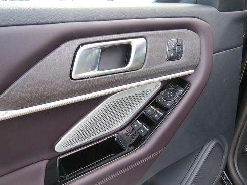Used 2025 Ford Explorer Platinum RWD image 16