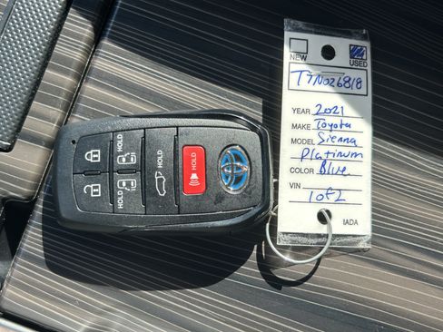 Used 2021 Toyota Sienna Platinum AWD/4WD image 40