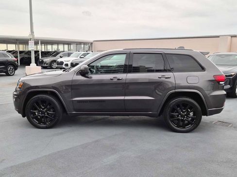 Used 2019 Jeep Grand Cherokee Altitude image 3