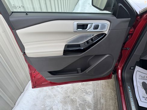 Used 2023 Ford Explorer Platinum w/ Premium Technology Package image 7