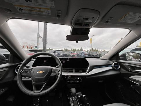Used 2025 Chevrolet Trax LT image 33