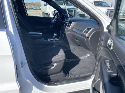 Used 2020 Jeep Grand Cherokee Laredo image 27