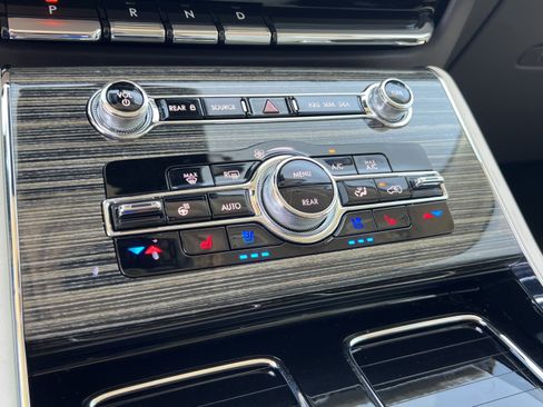 Certified 2024 Lincoln Aviator Black Label w/ Class IV Trailer Tow Package AWD/4WD image 17