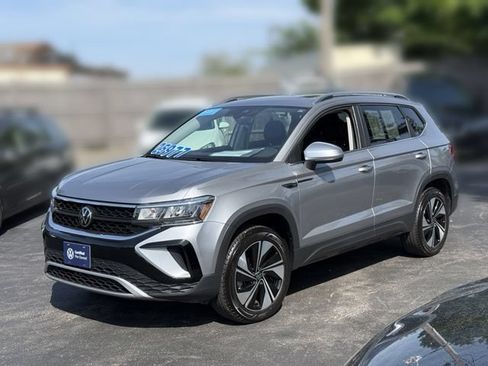 Certified 2023 Volkswagen Taos SE w/ Panoramic Sunroof Package AWD/4WD image 3