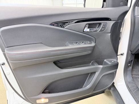 Used 2025 Honda Ridgeline Black Edition image 10