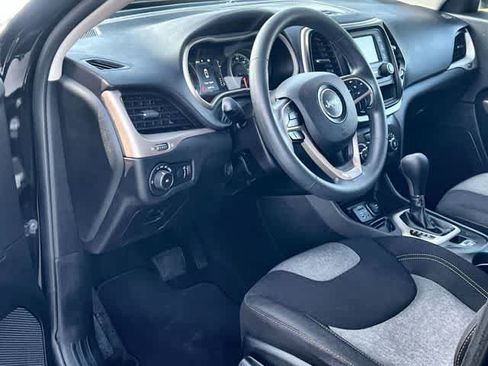 Used 2018 Jeep Cherokee Latitude FWD image 3