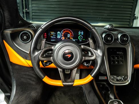 Used 2018 McLaren 570S Spider image 31