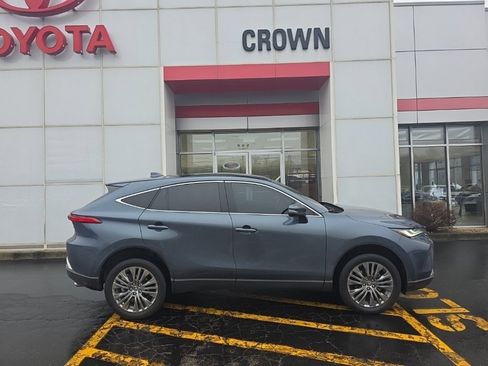 Used 2024 Toyota Venza Limited image 2