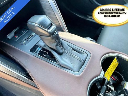 Used 2024 Toyota Venza XLE image 19