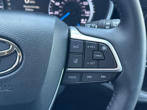 Used 2025 Toyota Highlander XLE AWD/4WD image 32