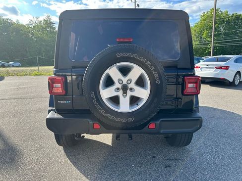 Used 2021 Jeep Wrangler Unlimited Sahara AWD/4WD image 4
