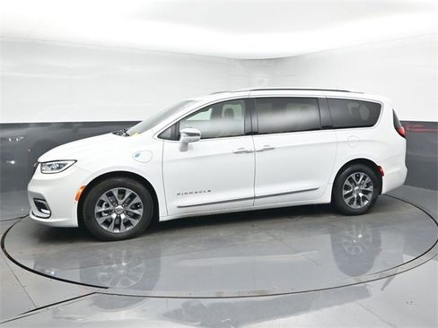 Used 2022 Chrysler Pacifica Pinnacle image 4