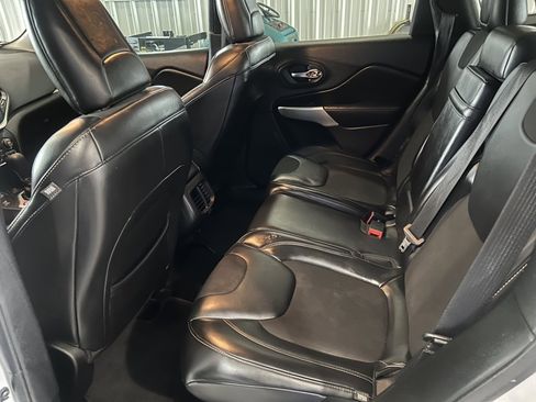 Used 2018 Jeep Cherokee Latitude Plus w/ Cold Weather Group image 11