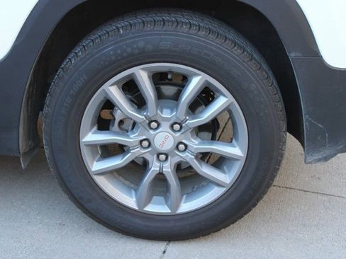 Used 2024 GMC Terrain SLT image 30