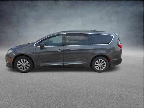 Used 2017 Chrysler Pacifica Touring-L w/ 13 Speaker Alpine Sound Group FWD image 3