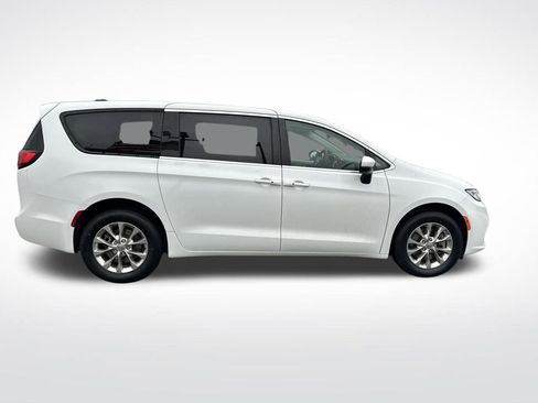 Used 2023 Chrysler Pacifica Touring-L image 7