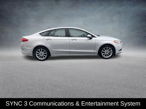 Used 2017 Ford Fusion SE w/ Fusion SE Technology Package image 8
