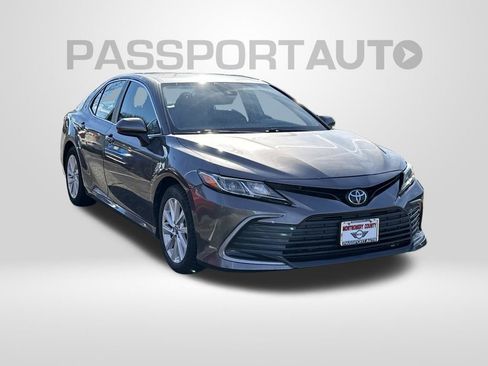 Used 2022 Toyota Camry LE image 5