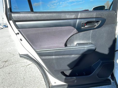 Used 2022 Toyota Highlander L image 17
