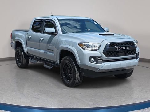 Used 2019 Toyota Tacoma TRD Sport AWD/4WD image 4