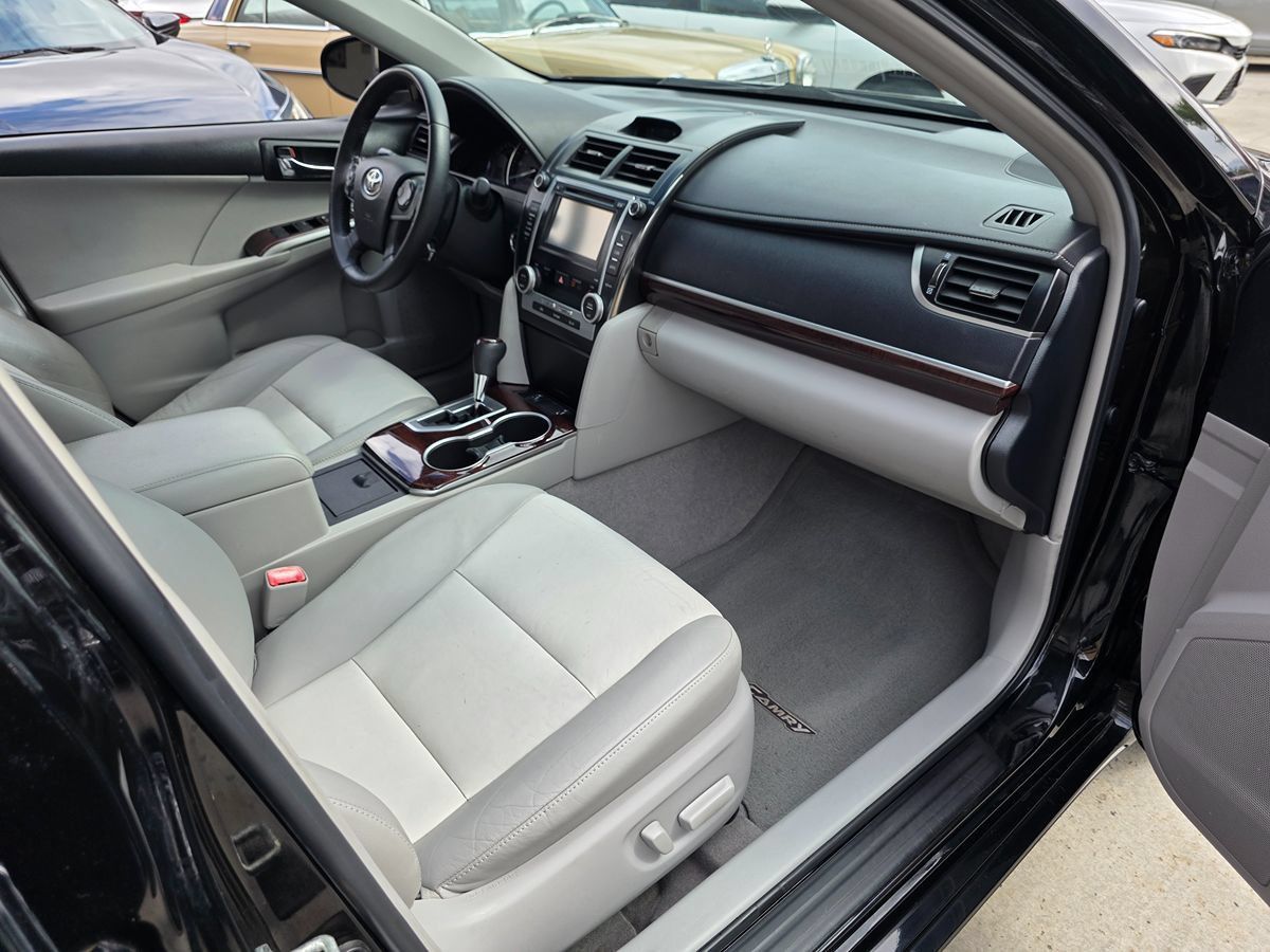 Used 2012 Toyota Camry XLE w/ Leather Pkg FWD image 15