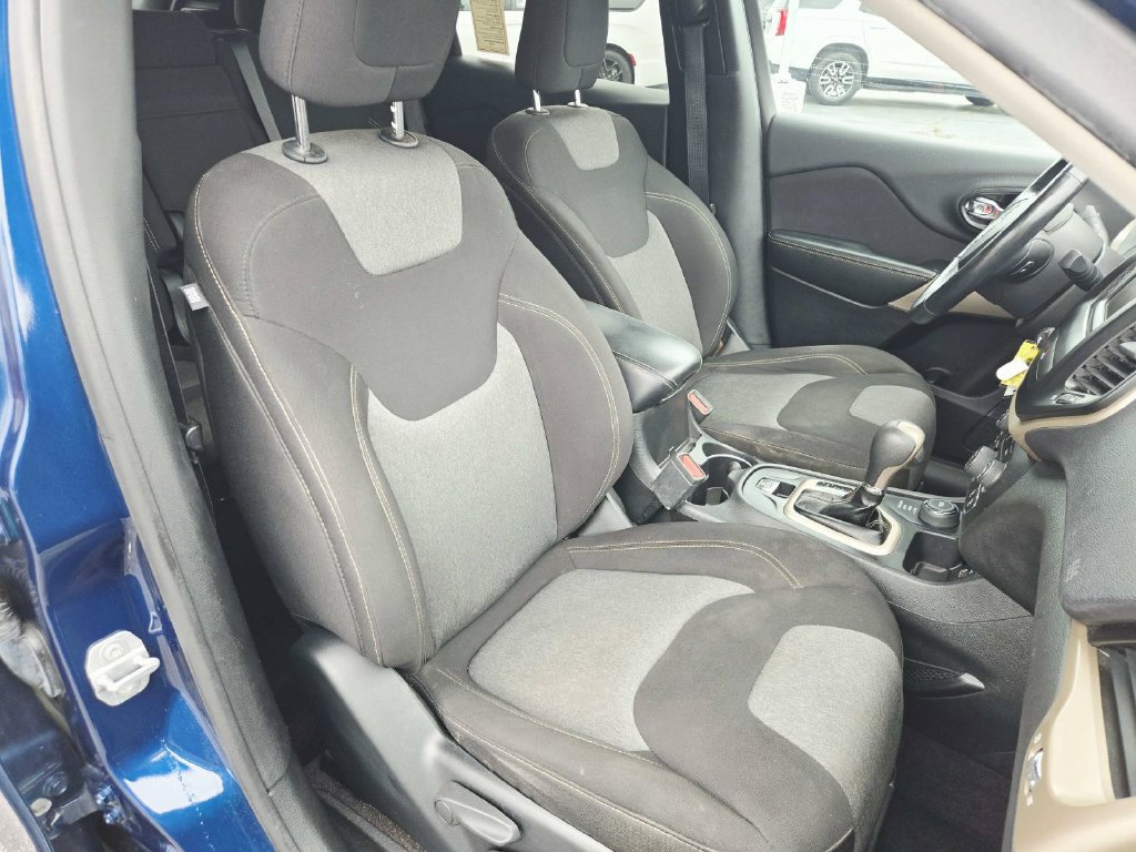 Used 2018 Jeep Cherokee Latitude w/ Cold Weather Group AWD/4WD image 15