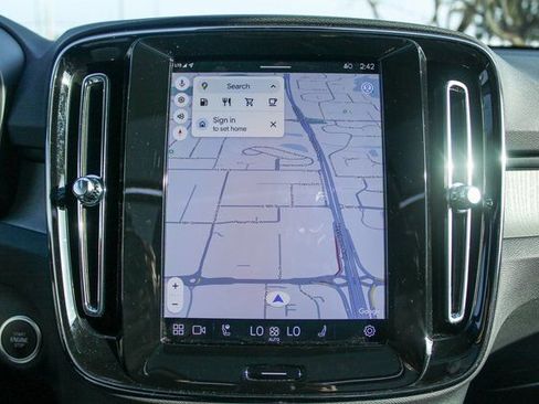 Used 2025 Volvo XC40 B5 Plus image 23