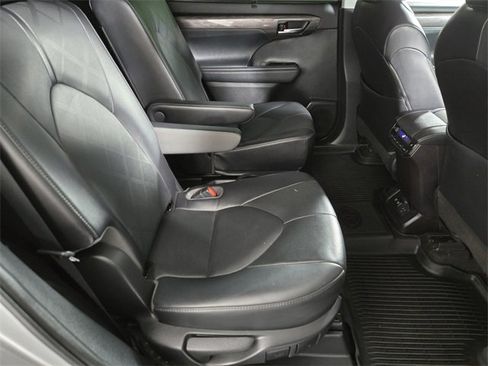 Used 2021 Toyota Highlander Platinum image 22