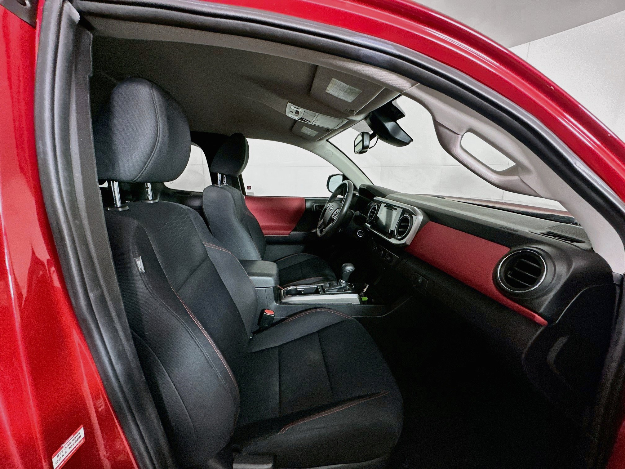 Used 2018 Toyota Tacoma SR5 RWD image 27