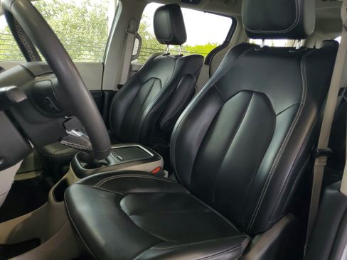 Used 2023 Chrysler Pacifica Touring-L w/ Uconnect Theater Family Group FWD image 19