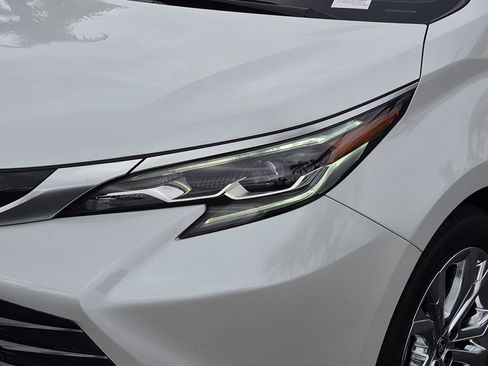 Used 2024 Toyota Sienna Platinum FWD image 6