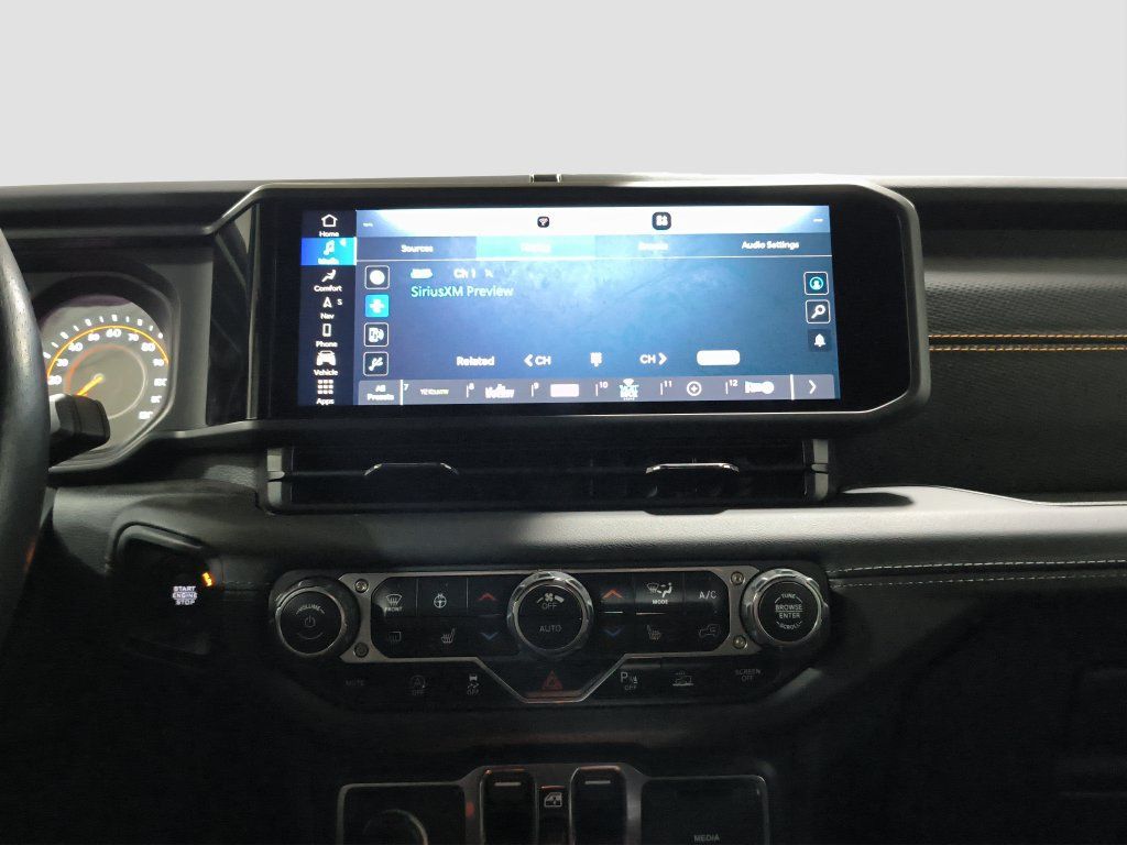 Used 2024 Jeep Gladiator Mojave w/ Technology Group AWD/4WD image 22