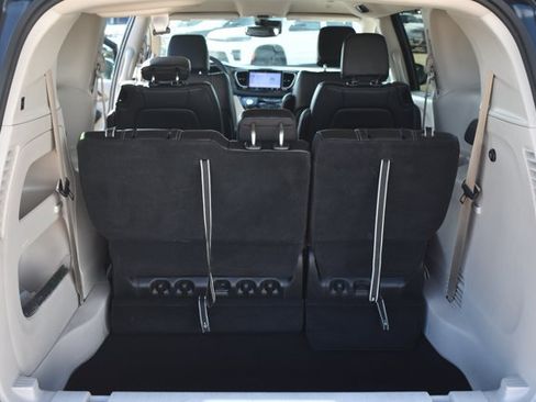 Used 2023 Chrysler Pacifica Touring-L FWD image 18