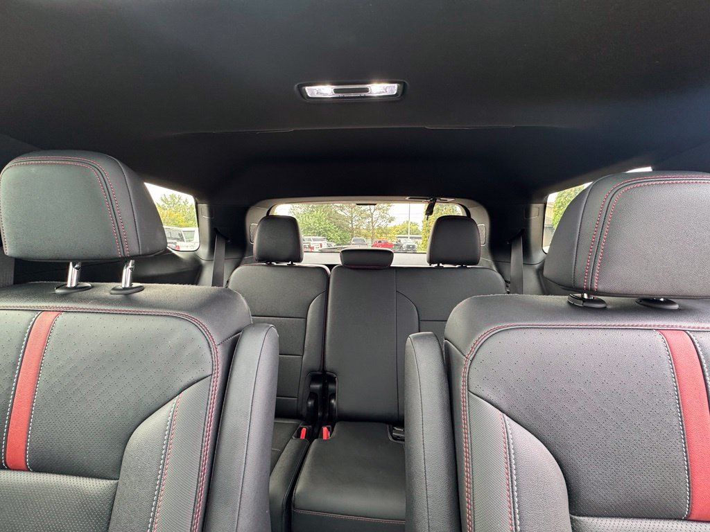 Used 2025 Chevrolet Traverse RS AWD/4WD image 35